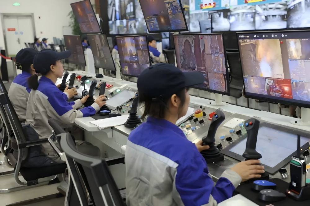 电化公司引入全自动电石出炉机器人