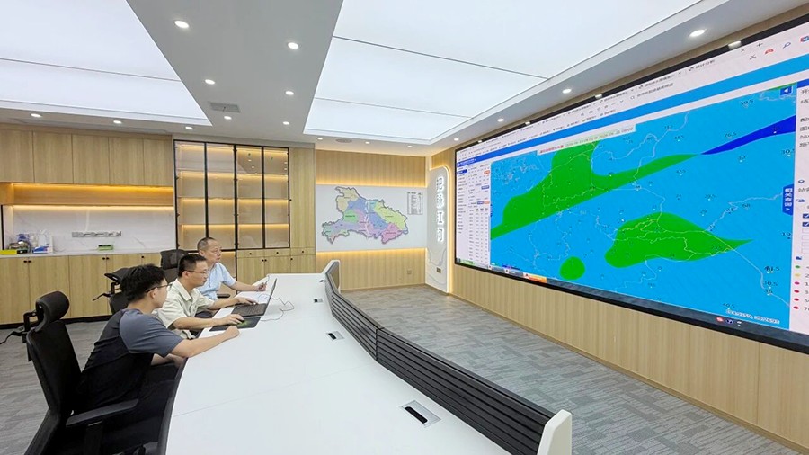 05湖北省鄂州市水文局会商应对入梅以来的第一轮强降雨.jpg