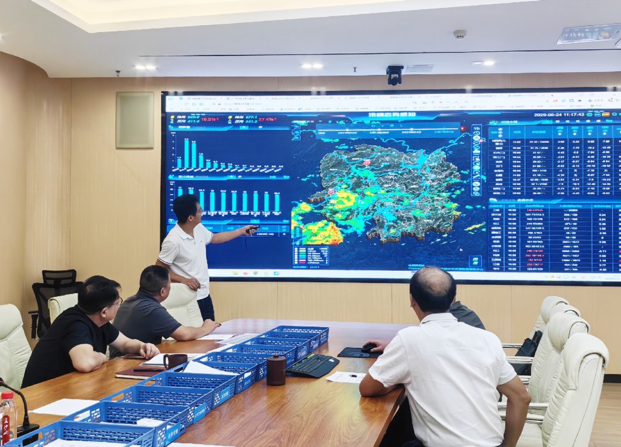 08省水利厅水旱灾害防御值班室,水利专家在会商研判.jpg