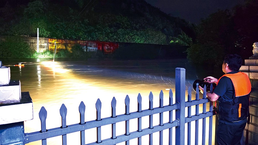 11 6月23日深夜,湖北黄石市龙港水文站迎战超历史洪水.jpg